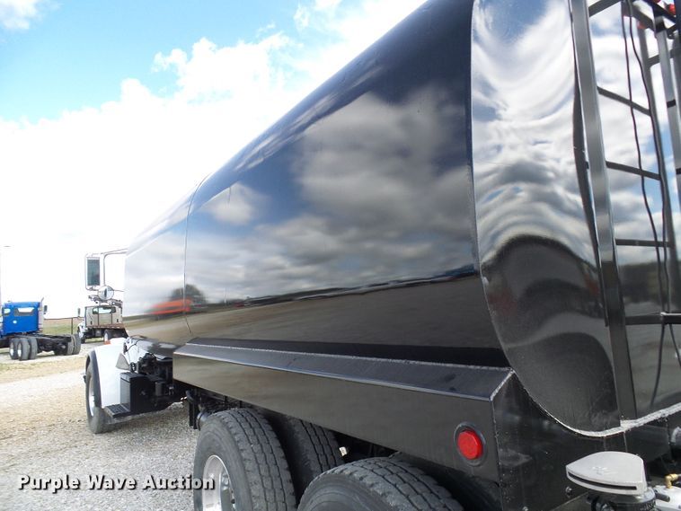 image for item EP9925 2005 Peterbilt 357  water truck