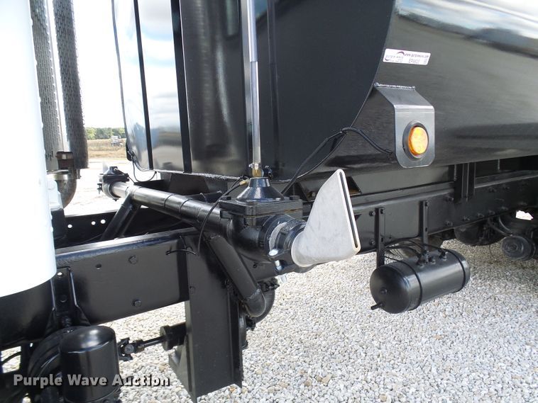 image for item EP9925 2005 Peterbilt 357  water truck