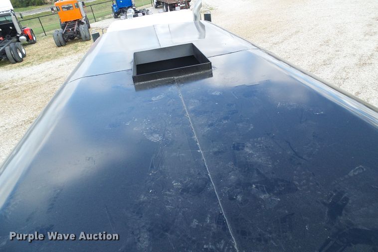 image for item EP9925 2005 Peterbilt 357  water truck