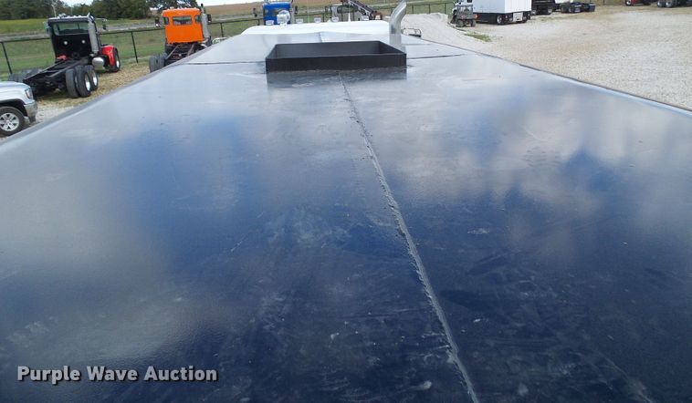 image for item EP9925 2005 Peterbilt 357  water truck