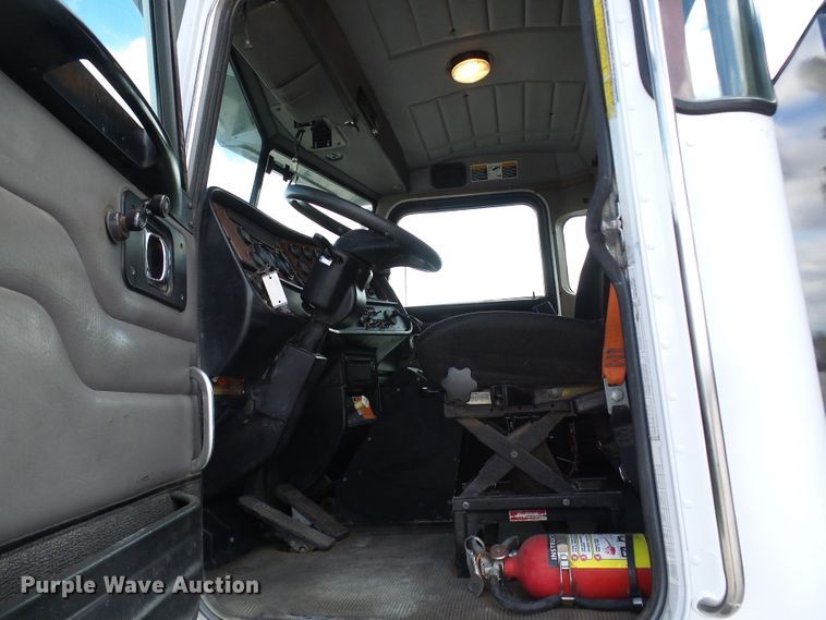 image for item EP9925 2005 Peterbilt 357  water truck