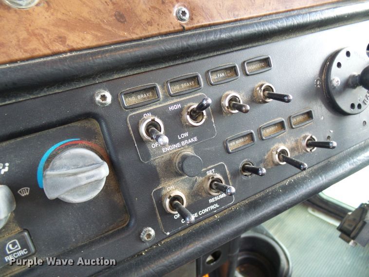 image for item EP9925 2005 Peterbilt 357  water truck