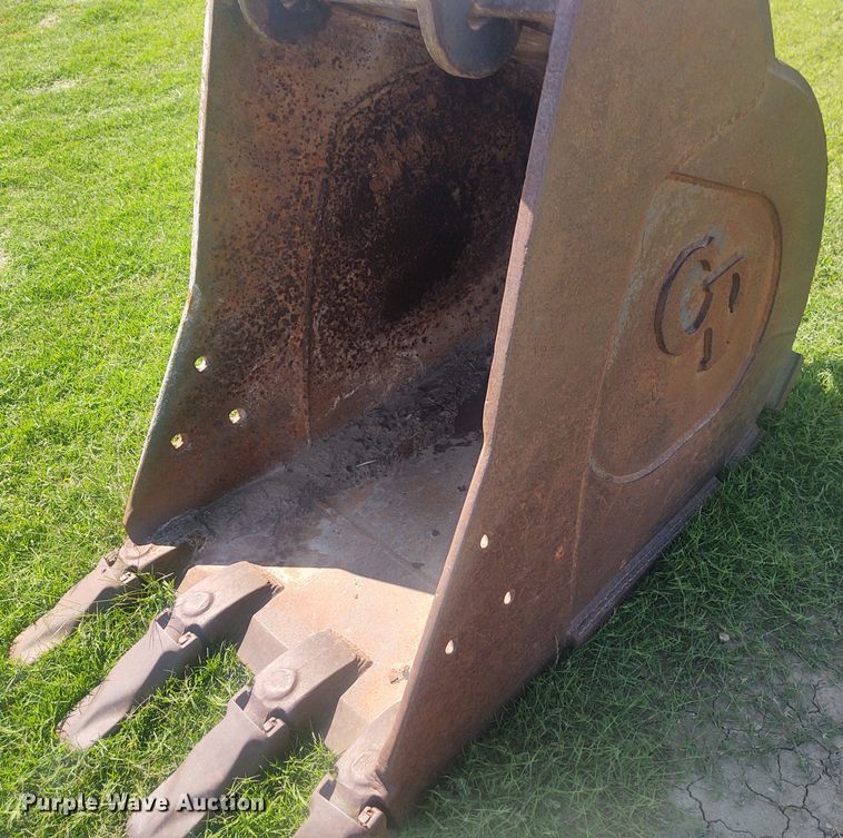 image for item EQ9440 CP 32"W excavator bucket