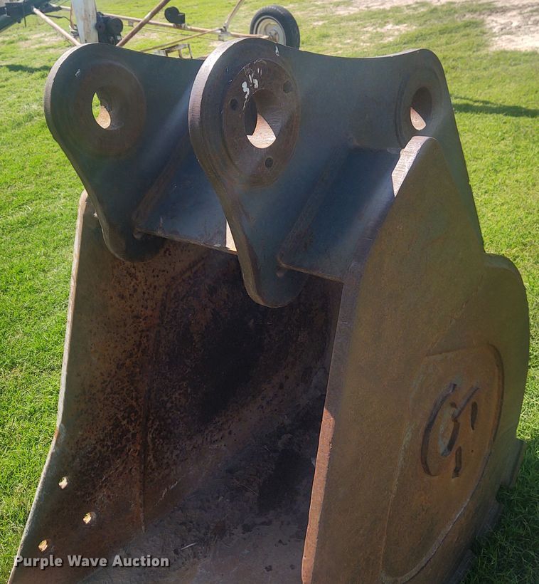 image for item EQ9440 CP 32"W excavator bucket