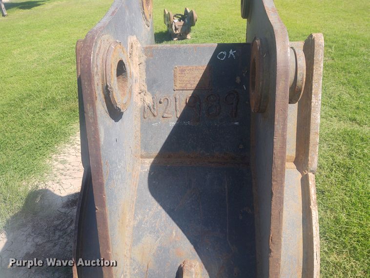 image for item EQ9440 CP 32"W excavator bucket