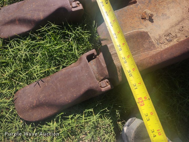 image for item EQ9440 CP 32"W excavator bucket