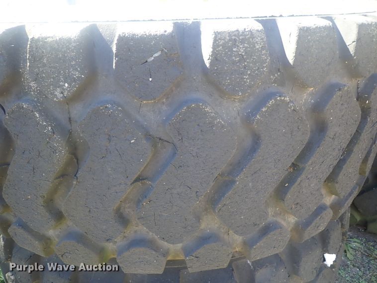 image for item GL9390 (4) 23.5R25 tires
