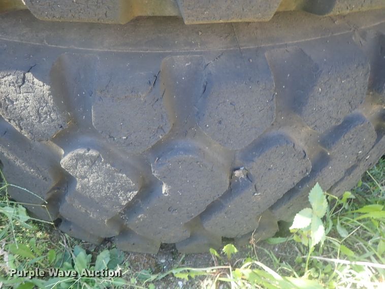 image for item GL9390 (4) 23.5R25 tires