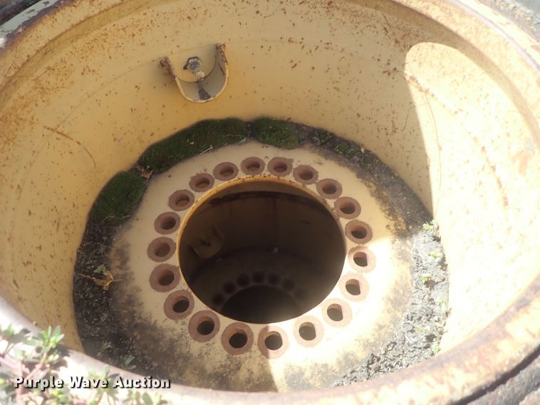 image for item GL9390 (4) 23.5R25 tires