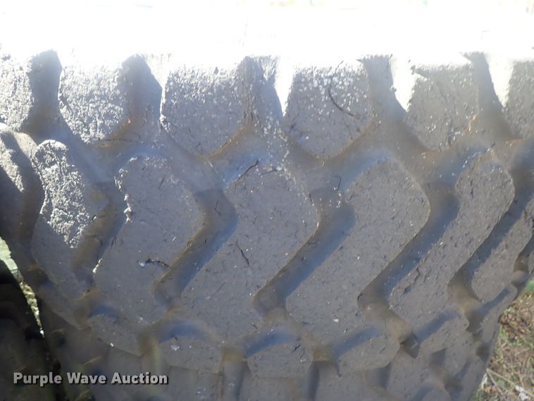 image for item GL9390 (4) 23.5R25 tires