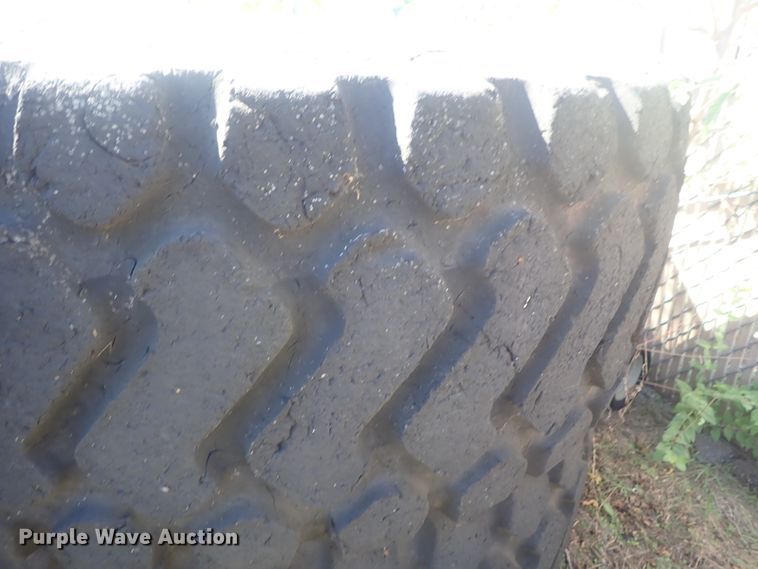 image for item GL9390 (4) 23.5R25 tires