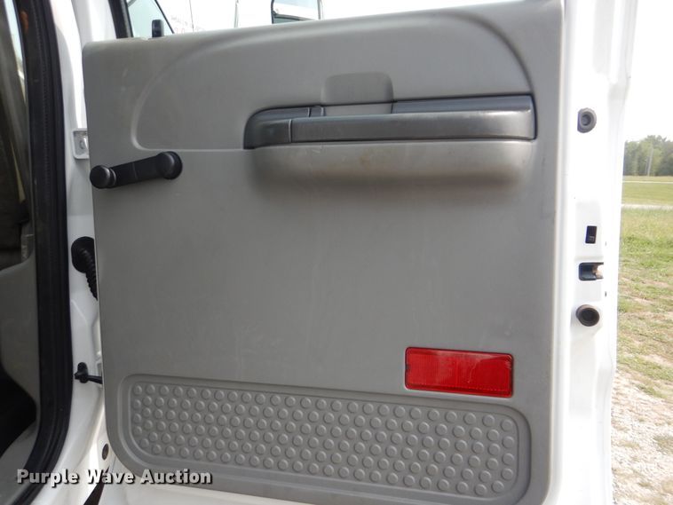 image for item GM9184 2008 Ford F750 Super Duty XL  utility truck