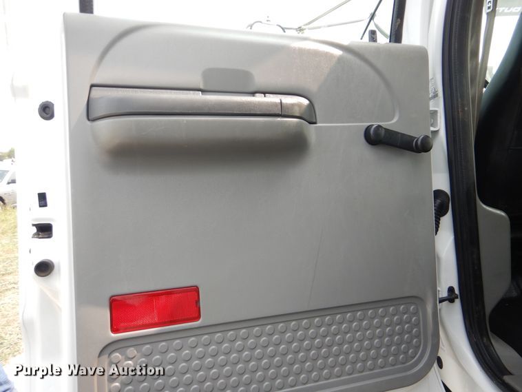 image for item GM9184 2008 Ford F750 Super Duty XL  utility truck