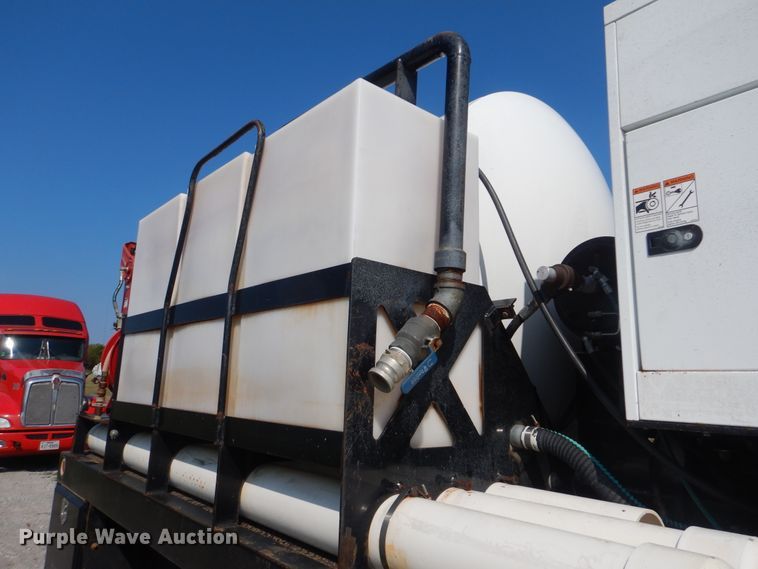 image for item GM9195 2010 Kenworth T370  vacuum truck