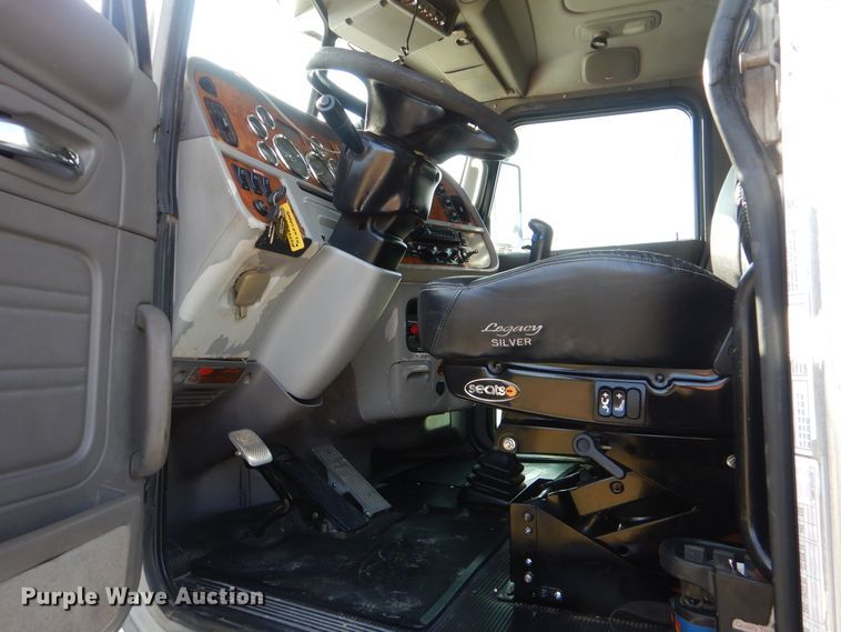 image for item GM9201 2008 Peterbilt 365  crane truck