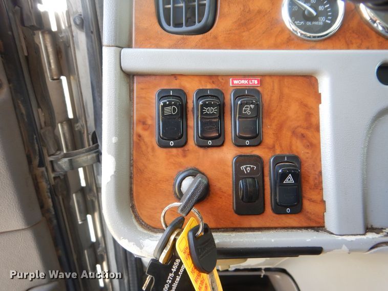 image for item GM9201 2008 Peterbilt 365  crane truck