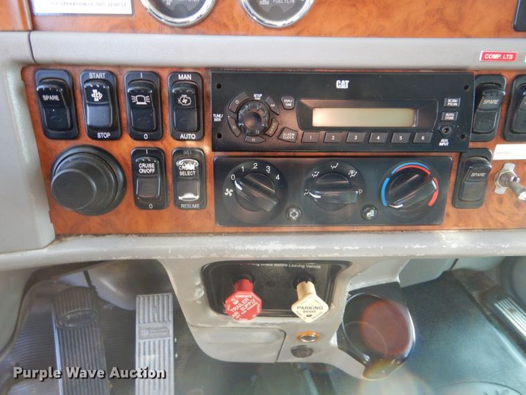 image for item GM9201 2008 Peterbilt 365  crane truck