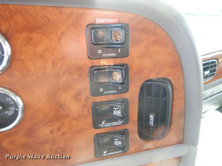 image for item GM9201 2008 Peterbilt 365  crane truck