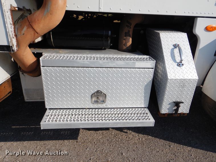 image for item GM9201 2008 Peterbilt 365  crane truck