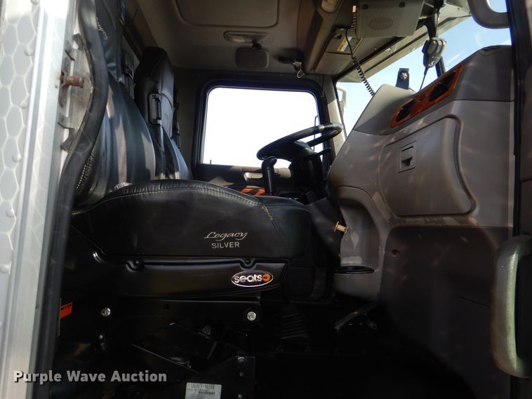 image for item GM9201 2008 Peterbilt 365  crane truck