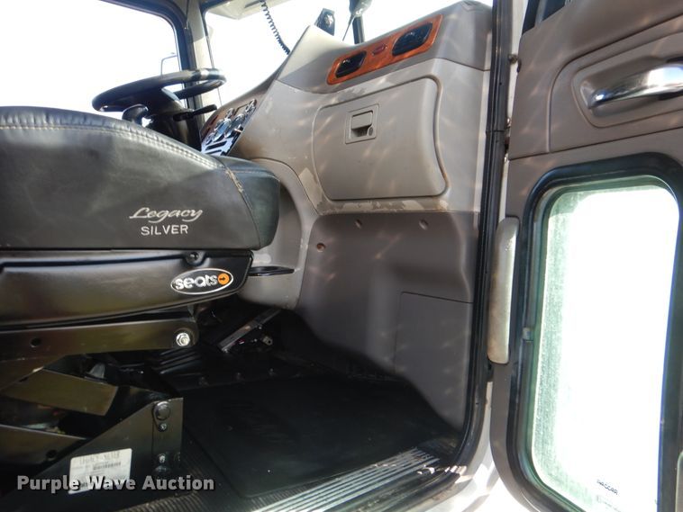 image for item GM9201 2008 Peterbilt 365  crane truck