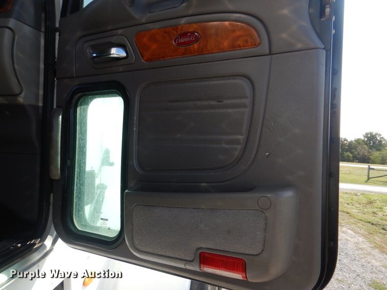 image for item GM9201 2008 Peterbilt 365  crane truck