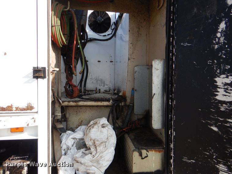 image for item GM9201 2008 Peterbilt 365  crane truck