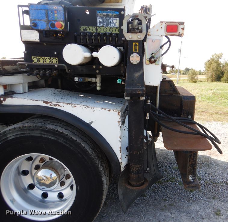 image for item GM9201 2008 Peterbilt 365  crane truck