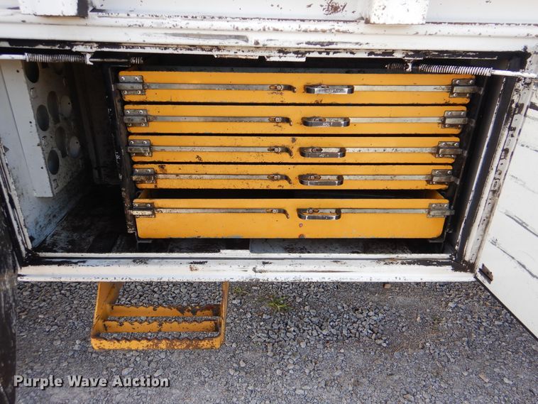 image for item GM9201 2008 Peterbilt 365  crane truck