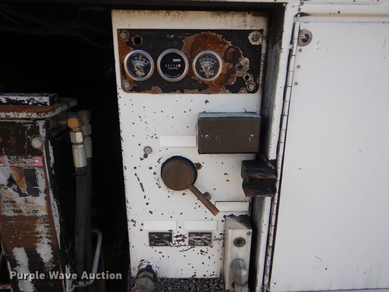 image for item GM9201 2008 Peterbilt 365  crane truck