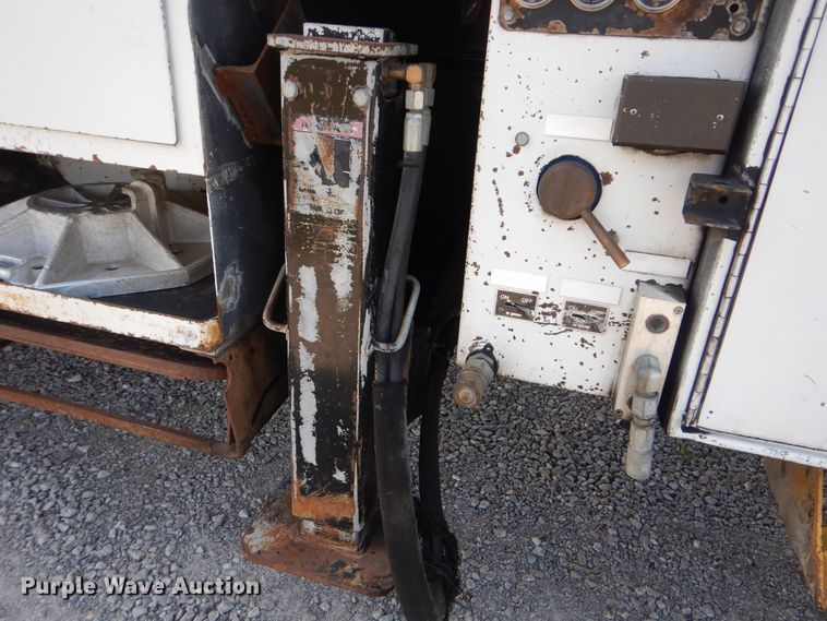 image for item GM9201 2008 Peterbilt 365  crane truck