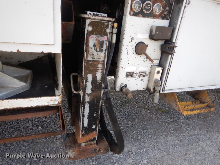 image for item GM9201 2008 Peterbilt 365  crane truck