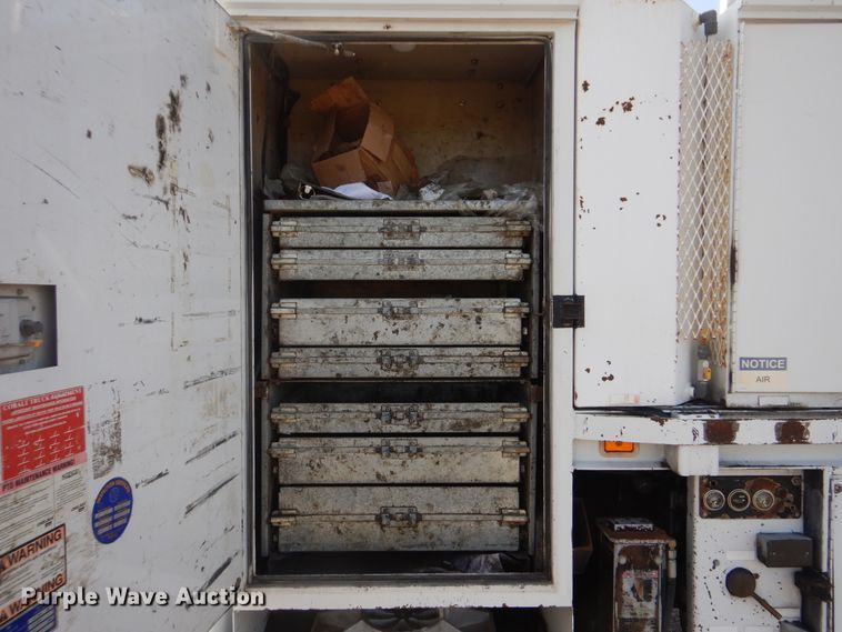 image for item GM9201 2008 Peterbilt 365  crane truck