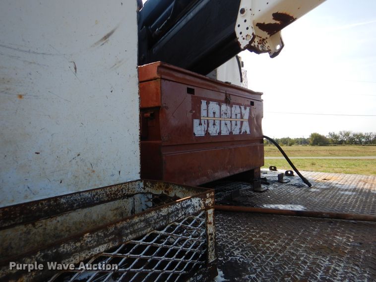 image for item GM9201 2008 Peterbilt 365  crane truck