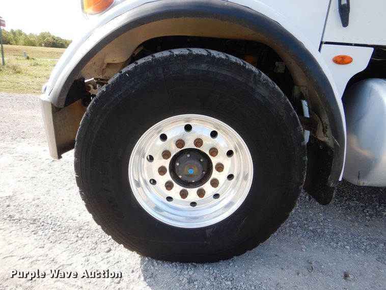 image for item GM9201 2008 Peterbilt 365  crane truck