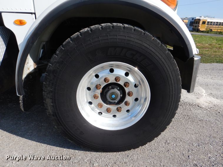 image for item GM9201 2008 Peterbilt 365  crane truck