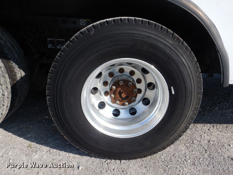 image for item GM9201 2008 Peterbilt 365  crane truck