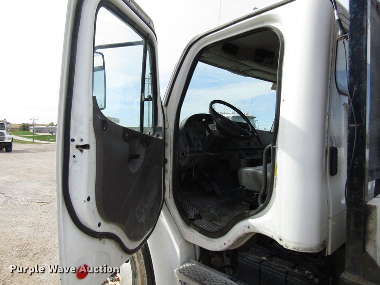 image for item GQ9167 2008 Freightliner M2 106  flatbed truck