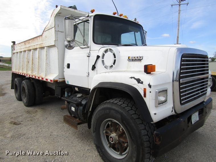 image for item GQ9168 1992 Ford L8000   dump truck