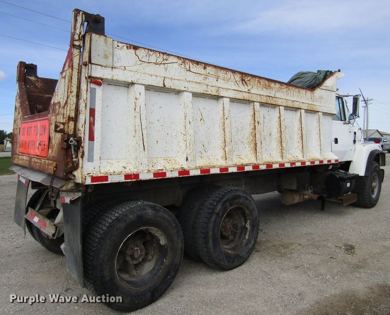 image for item GQ9168 1992 Ford L8000   dump truck
