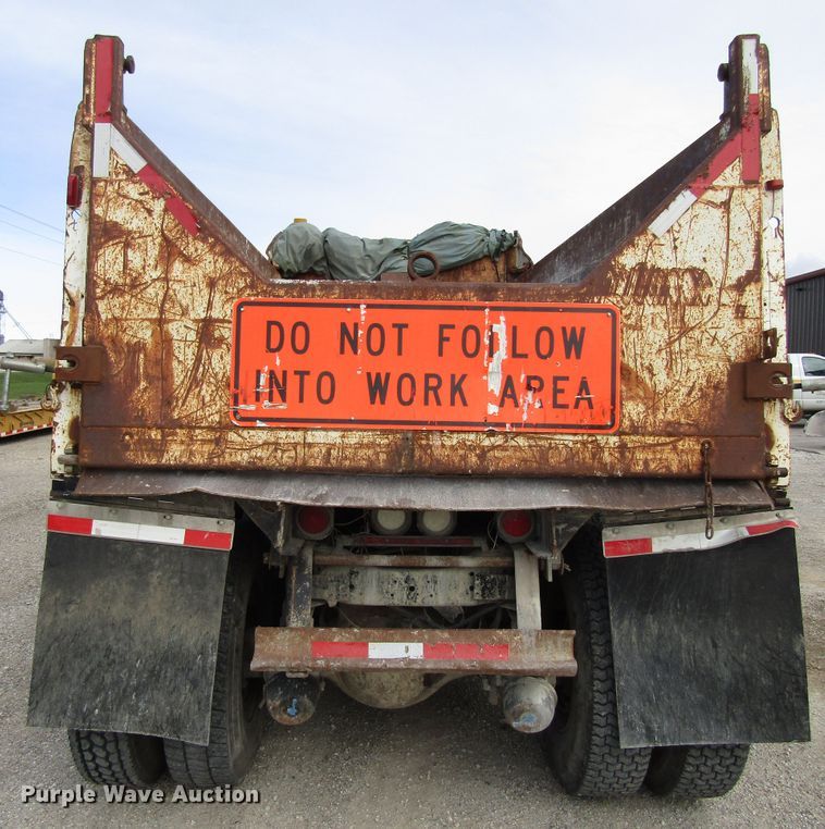 image for item GQ9168 1992 Ford L8000   dump truck