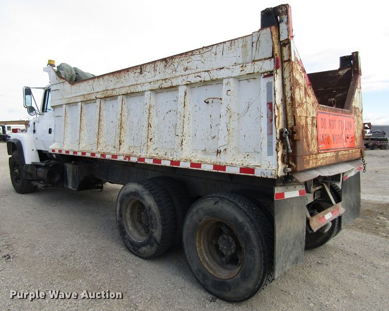 image for item GQ9168 1992 Ford L8000   dump truck
