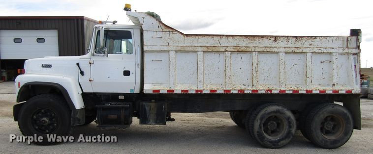 image for item GQ9168 1992 Ford L8000   dump truck