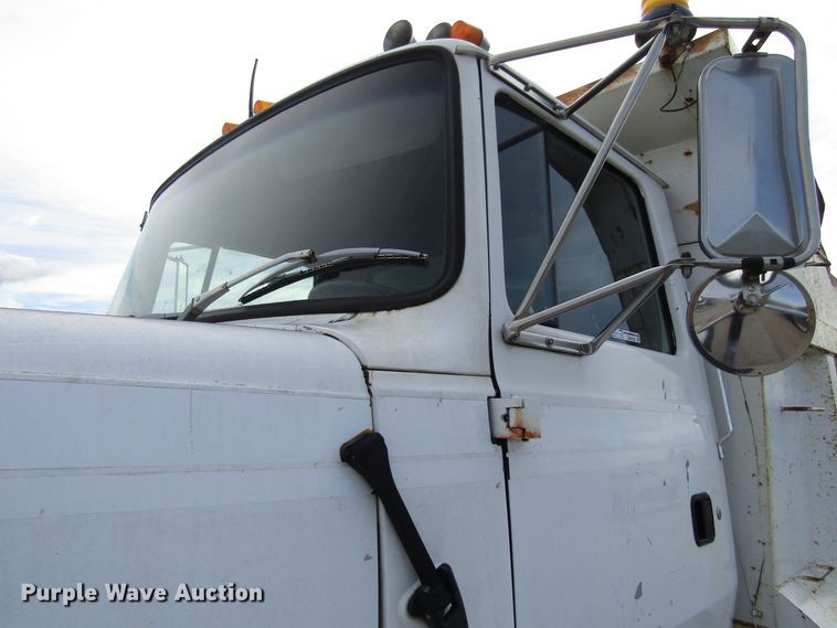 image for item GQ9168 1992 Ford L8000   dump truck