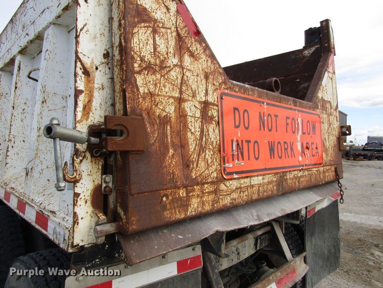 image for item GQ9168 1992 Ford L8000   dump truck