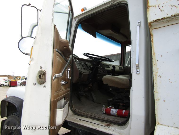 image for item GQ9168 1992 Ford L8000   dump truck