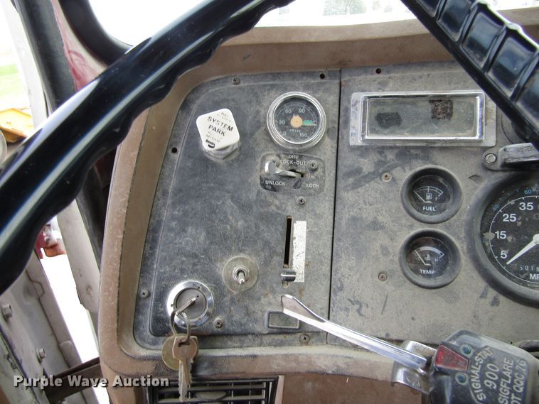 image for item GQ9168 1992 Ford L8000   dump truck