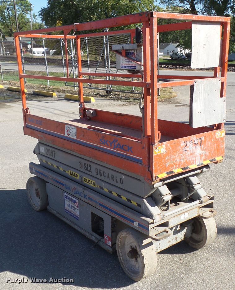 image for item HF9653 2008 Skyjack SJIII 3220  scissor lift