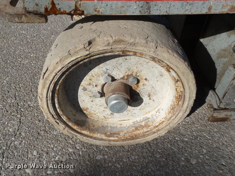 image for item HF9653 2008 Skyjack SJIII 3220  scissor lift