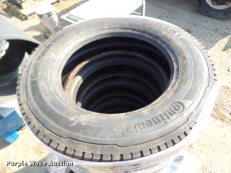 image for item HF9660 (6) Continental 225/70R19.5 Hybrid HD3 tires